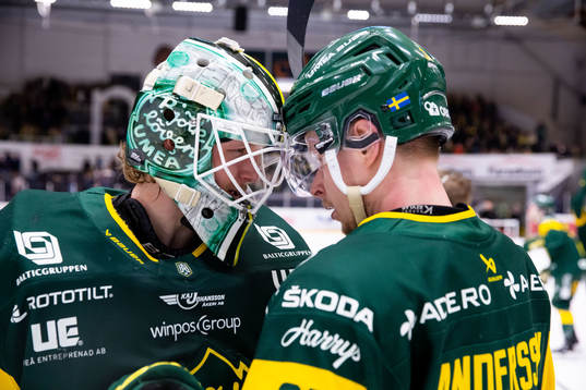 Björklövens Jacob Andersson jublar med målvakt Joona