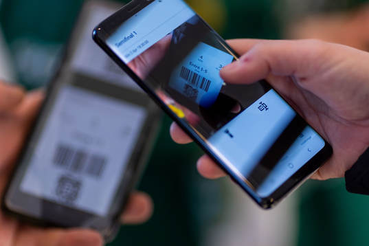 Publiken får sina biljetter scannade innan semifinal ett i