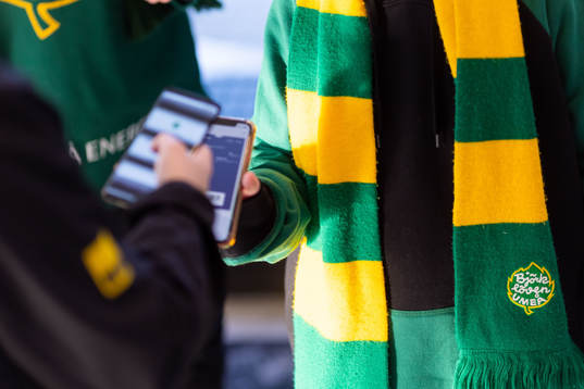 Publiken får sina biljetter scannade innan semifinal ett i