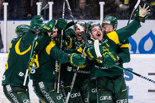 Björklövens Charles David Beaudoin jublar med lagkamrater