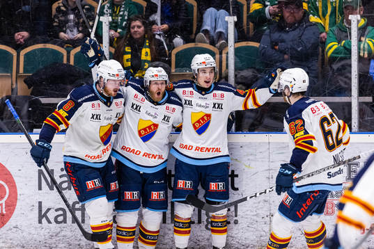 Djurgårdens Noah Östlund jublar med lagkamrater