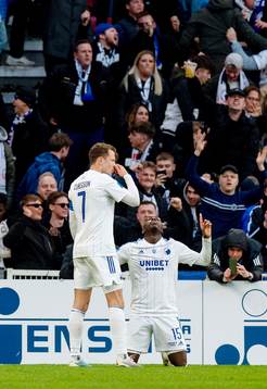 Köpenhamns Viktor Claesson jublar med lagkamrat