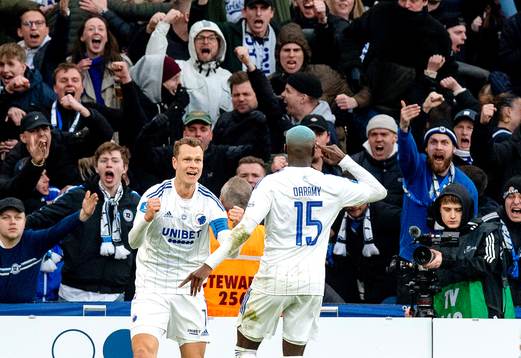 Köpenhamns Viktor Claesson jublar med lagkamrat