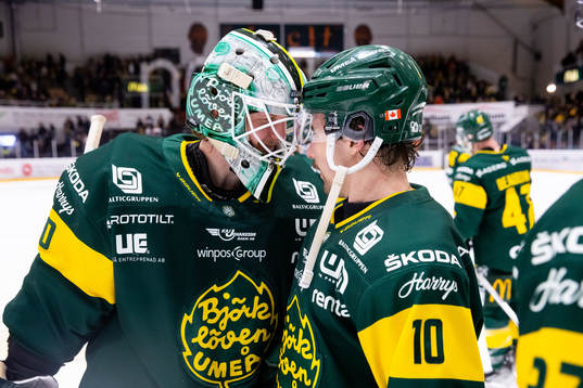 Björklövens Gerry Fitzgerald jublar med målvakt Joona