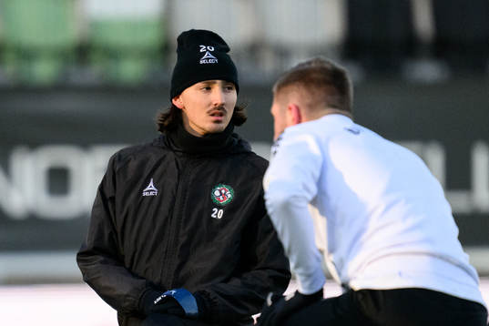 Örebros Adam Bark värmer upp innan fotbollsmatchen i