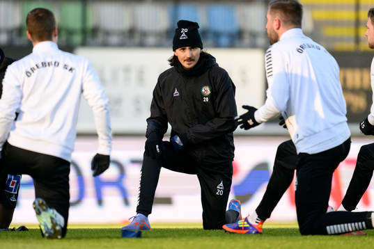 Örebros Adam Bark värmer upp innan fotbollsmatchen i