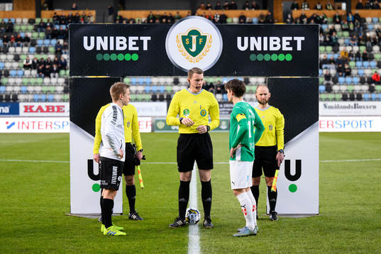 Domare Oscar Johnson innan fotbollsmatchen i Superettan
