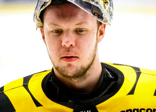 Skellefteås målvakt Linus Söderström deppar