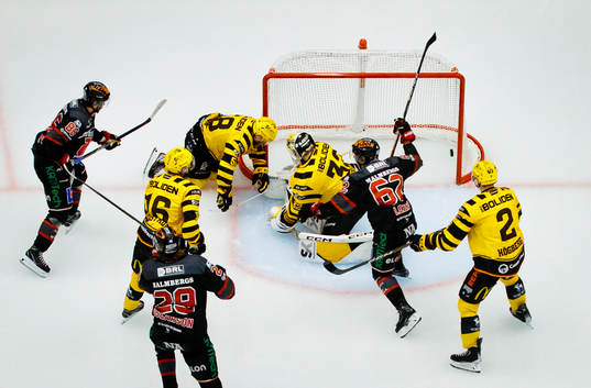 Örebros Mathias Bromé gör 3-2 på Skellefteås målvakt