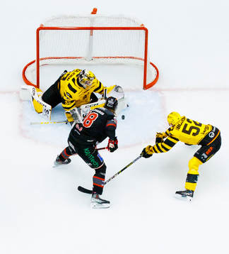 Örebros Rodrigo Abols och Skellefteås målvakt Linus