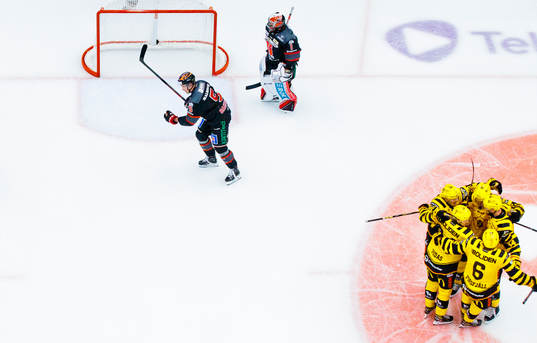Skellefteås Tom Kühnhackl gör 2-1 och jublar och