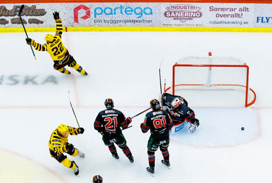 Skellefteås Jonathan Johnsson gör 2-2 och jublar och