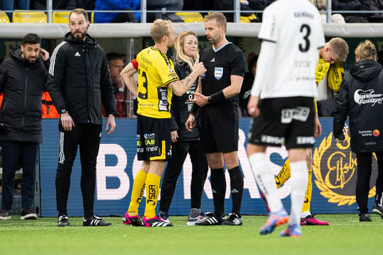Elfsborgs Johan Larsson diskuterar med domare Glenn Nyberg