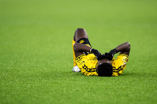 Elfsborgs Michael Baidoo blir liggande skadad