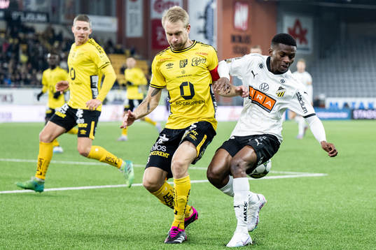Elfsborgs Johan Larsson och Häckens Akoua Romeo Amane