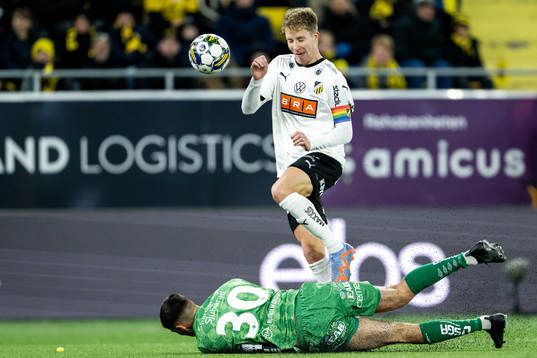 Häckens Samuel Gustafson och Elfsborgs målvakt Hakon