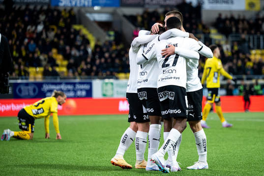 Häckens Akoua Romeo Amane jublar med laget