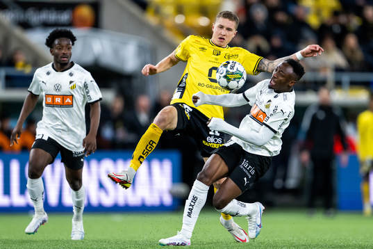 Elfsborgs Sebastian Holmen och Häckens Benie Adama Traore