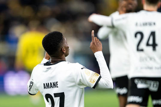 Häckens Akoua Romeo Amane jublar