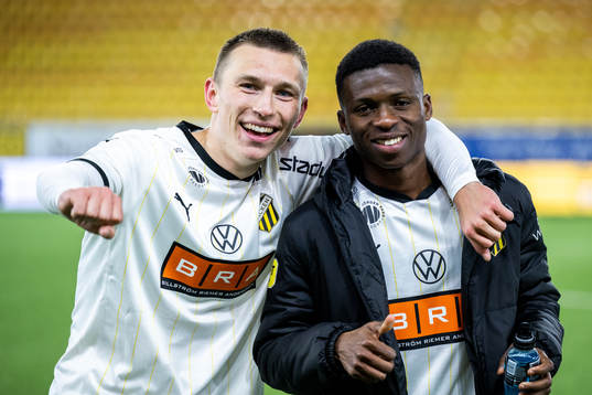 Häckens Kristoffer Lund Hansen och Akoua Romeo Amane jublar