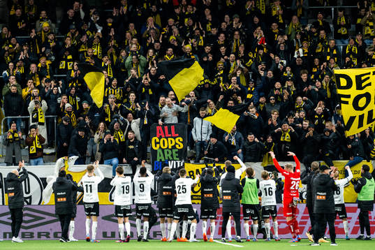 Häckens spelare jublar med supportrar