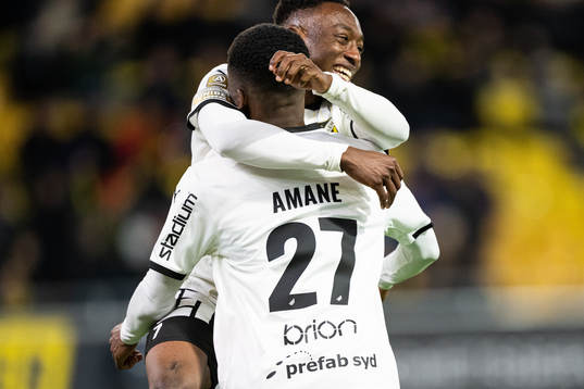 Häckens Benie Adama Traore jublar med Akoua Romeo Amane