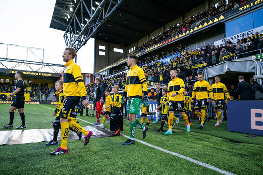 Spelarna kommer in till match