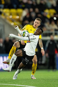 Elfsborgs Sebastian Holmen och Häckens Benie Adama Traore