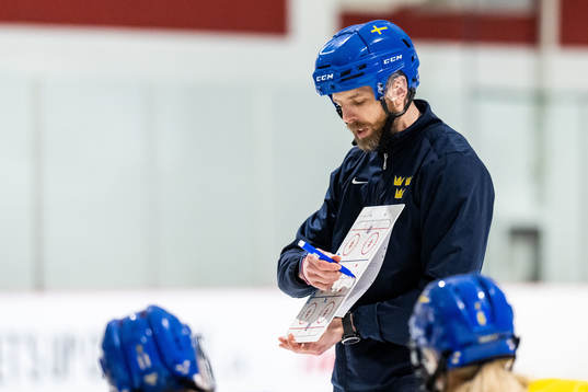Head coach Ulf Lundberg of Sweden at a practice session