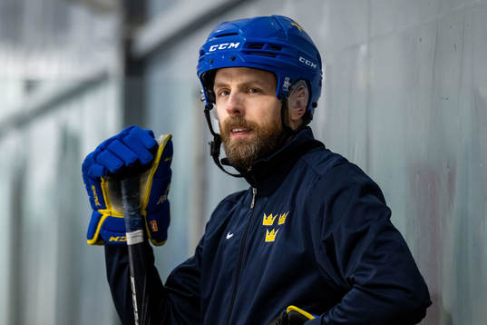 Head coach Ulf Lundberg of Sweden at a practice session