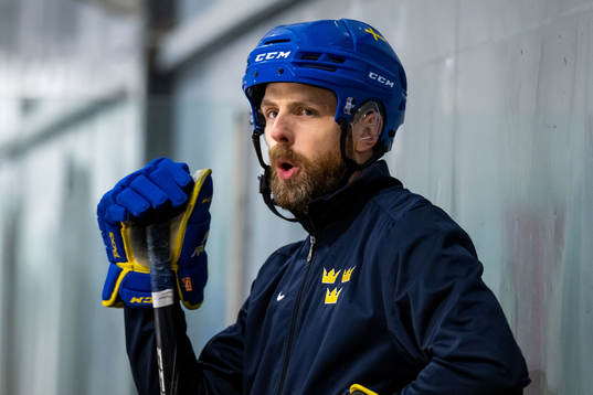 Head coach Ulf Lundberg of Sweden at a practice session