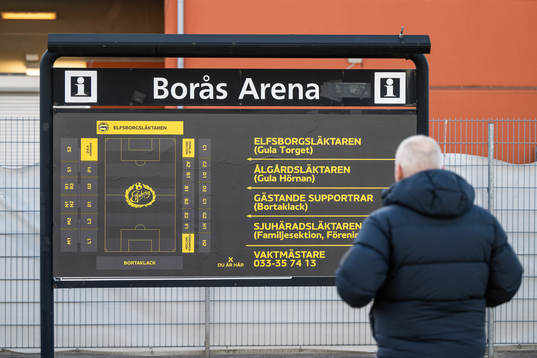 En man läser på en informationstavla för Borås Arena