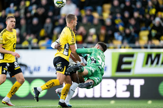 Häckens Benie Adama Traore mot Elfsborgs Gustav Henriksson