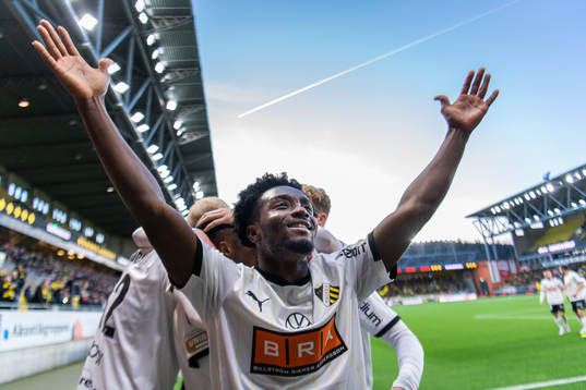 Häckens Ibrahim Sadiq jublar