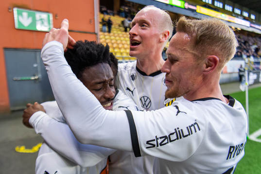 Häckens Ibrahim Sadiq jublar med Valgeir Fridriksson och
