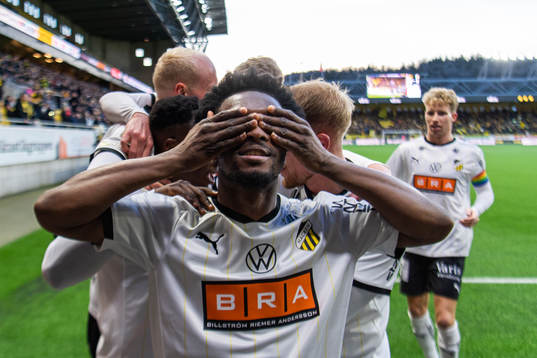 Häckens Ibrahim Sadiq jublar