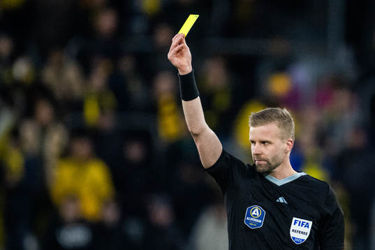 Domare Glenn Nyberg delar ut en varning