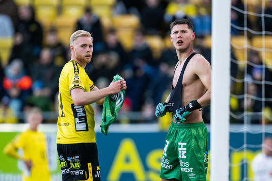 Elfsborgs Sveinn Guðjohnsen hjälper målvakt Hakon