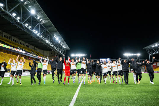 Häckens spelare jublar
