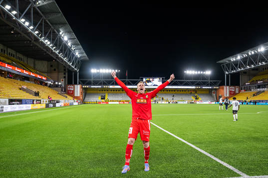 Häckens målvakt Peter Abrahamsson jublar