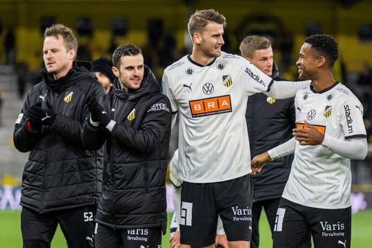 Häckens Kadir Hodzic, Johan Hammar och Ola Kamara jublar