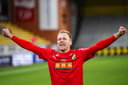 Häckens målvakt Peter Abrahamsson jublar