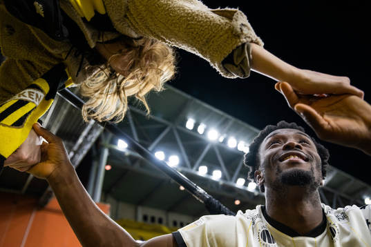Häckens Ibrahim Sadiq jublar med supportrar