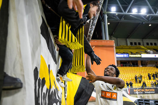 Häckens Ibrahim Sadiq jublar med supportrar