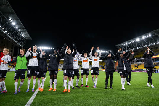 Häckens spelare jublar
