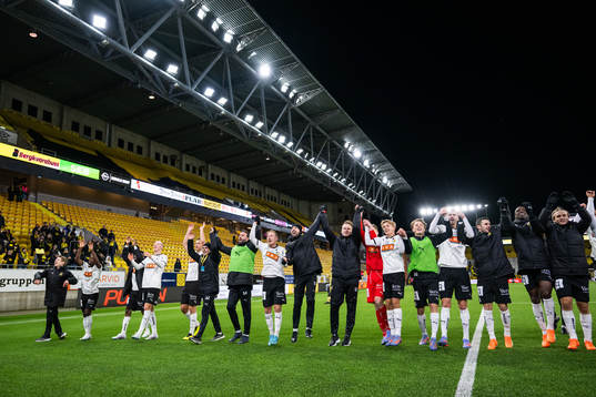 Häckens spelare jublar