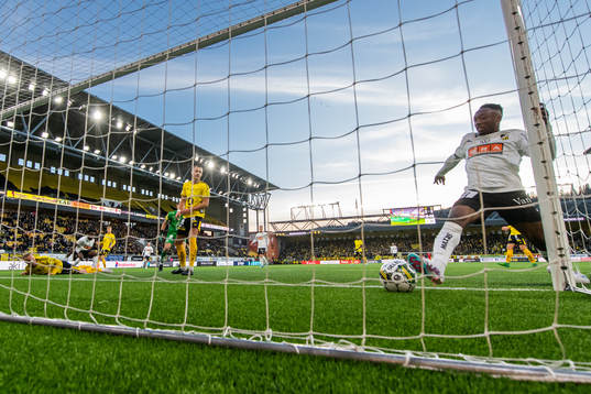 Häckens Benie Adama Traore när Ibrahim Sadiq (ej i bild)
