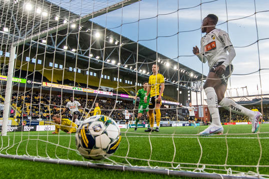Häckens Benie Adama Traore jublar