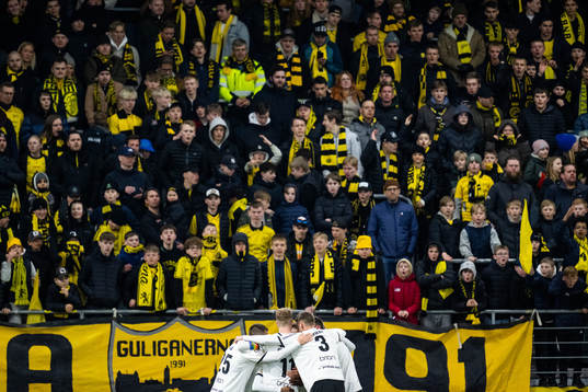Häckens Akoua Romeo Amane jublar med lagkamrater