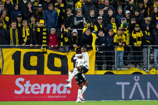 Häckens Akoua Romeo Amane jublar med Jacob Ondrejka